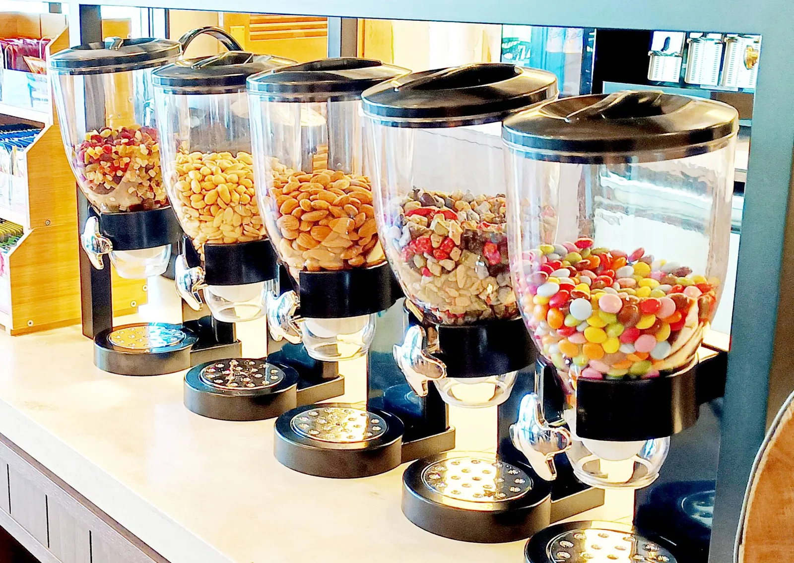 ドリンクステーションのスナックディスペンサー